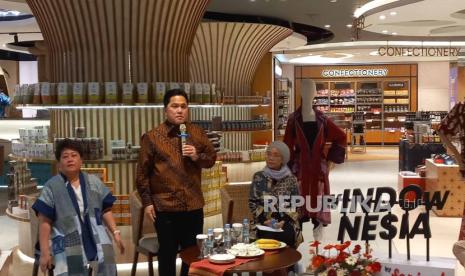 Menteri BUMN Erick Thohir (tengah) dan Direktur Utama PT Sarinah Fetty Kwartati (kiri) dalam konferensi pers mengenai Windownesia di Gedung Sarinah, Jakarta, Sabtu (14/10/2023).