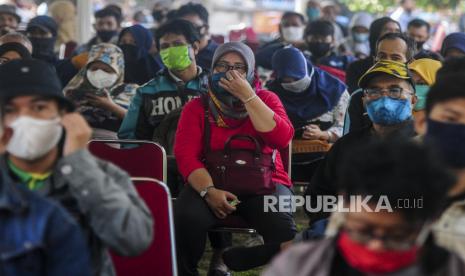 Warga antre saat melakukan perpanjangan SIM pada Pelayanan SIM Keliling.