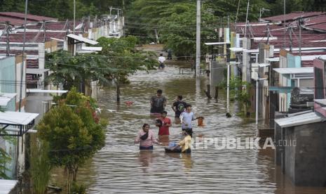 BMKG: Indonesia Berpotensi Hujan Lebat Sepekan ke Depan. Sejumlah warga membawa barang-barangnya saat terjadi banjir di Perumahan Bhayangkara Ranjok, Kecamatan Gunungsari, Lombok Barat, NTB, Senin (6/12/2021). Hujan dengan intensitas sedang hingga lebat di sebagian wilayah pulau Lombok sejak Minggu (5/12) hingga Senin (6/12) menyebabkan terjadinya luapan sungai yang merendam sejumlah desa di tiga kecamatan di Lombok Barat yakni Kecamatan Sekotong, Kecamatan Batulayar dan Kecamatan Gunungsari. 