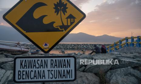 Papan peringatan bencana tsunami di Sulawesi Tengah (ilustrasi). BMKG mengingatkan warga Sulteng memperkuat mitigasi mandiri menghadapi ancaman bencana hidrometeorologi.