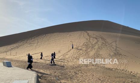 Pengunjung berjalan di Jabal Malaikat di Badar, Arab Saudi.