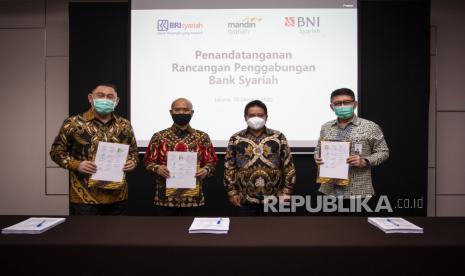 (dari kiri) Direktur Utama PT Bank BNI Syariah Abdullah Firman Wibowo, Direktur Utama PT Bank BRIsyariah Tbk Ngatari, Ketua Project Management Office Integrasi dan Peningkatan Nilai Bank Syariah BUMN sekaligus Wakil Direktur Utama PT Bank Mandiri (Persero) Tbk Hery Gunardi dan Direktur Utama PT Bank Syariah Mandiri Toni EB Subari berfoto bersama pada Penandatanganan Rancangan Penggabungan Bank Syariah di Jakarta, Selasa (20/10/2020). PT Bank BRIsyariah Tbk, PT Bank Syariah Mandiri dan PT Bank BNI Syariah telah mempublikasikan Ringkasan Rancangan Penggabungan Usaha (merger) yang mencakup penjelasan mengenai visi, misi dan strategi bisnis bank hasil penggabungan yang merupakan bagian dari tahapan rencana penggabungan ketiga bank syariah milik negara. 