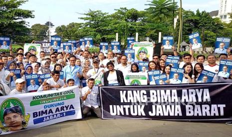 Mantan Wali Kota Bogor Bima Arya menerima dukungan dari Komunitas Muda Bersuara yang mendorongnya maju di Pemilihan Gubernur Jawa Barat tahun 2024 di Monumen Pahlawan Covid-19, Sabtu (4/5/2024). 