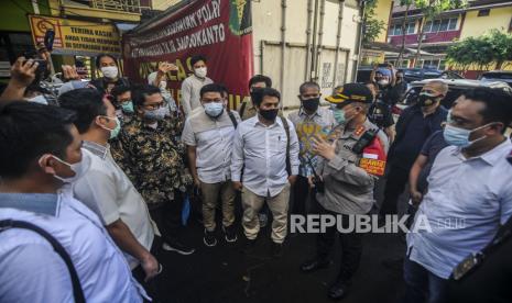 Kapolres Jakarta Timur Kombes Pol Arie Adrian berbincang dengan pengacara FPI Rinaldi Putra di RS Polri Kramat Jati, Jakarta, Selasa (8/12). Enam jenazah laskar FPI yang tertembak di Tol Jakarta-Cikampek itu kini masih berada di ruang forensik RS Polri Kramat Jati dan direncanakan akan diserahkan kepada pihak keluarga pada hari ini. Republika/Putra M. Akbar