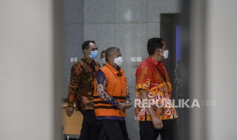 Hakim Mahkamah Agung Sudrajad Dimyati (tengah) memakai rompi tahanan usai diperiksa di Gedung KPK, Jakarta, Jumat (23/9/2022). Sudrajad Dimyati ditahan KPK usai menjalani pemeriksaan sebagai tersangka kasus dugaan suap tekait pengurusan perkara di Mahakamah Agung. Republika/Putra M. Akbar