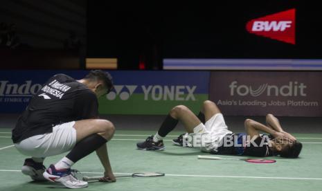 Ekspresi pebulu tangkis ganda putra Indonesia Muhammad Shohibul Fikri (kanan) dan Bagas Maulana (kiri) usai kalah melawan ganda putra Denmark Kim Astrup dan Anders Skaarup Rasmussen dalam babak perempatfinal Indonesia Open 2024 di Istora Senayan, Jakarta, Jumat (7/6/2024). Bagas/Fikri gagal melaju ke babak semifinal setelah kalah dalam rubber gim dengan skor 16-21, 21-15, dan 21-23. 