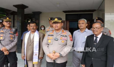 Kapolres Indramayu, AKBP M Fahri Siregar melakukan monitoring ke gereja-gereja pada peringatan Kenaikan Isa Almasih di Kabupaten Indramayu, Kamis (18/5/2023). 