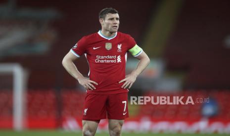 Reaksi James Milner dari Liverpool selama pertandingan sepak bola grup D Liga Champions antara Liverpool dan Atalanta di Stadion Anfield di Liverpool, Inggris, Rabu, 25 November 2020. (