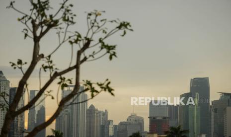 Deretan gedung terlihat di kawasan Manggarai,Jakarta Selatan, Selasa (23/2). Menteri Koordinator Bidang Perekonomian Airlangga Hartarto mengatakan, latar belakang insentif perumahan tersebut yakni selama 20 tahun terakhir kontribusi sektor properti terhadap Produk Domestik Bruto (PDB) terus meningkat.