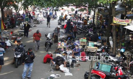 Warga melakukan aktivitas jual beli di Pasar Klitikan Semanggi, Solo, Jawa Tengah.