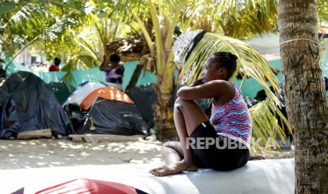 Kamp migran Haiti di pantai di Necocli, Kolombia, 26 September 2021 (dikeluarkan 27 September 2021). Hudson dan warga Haiti lainnya menghabiskan waktu di Necocli bermain domino dengan sesama pelancong Venezuela saat mereka menunggu hari ketika mereka dapat berangkat ke Darien, hutan berbahaya yang memisahkan mereka dari Amerika Tengah dan kerinduan mereka akan kehidupan yang lebih baik. 