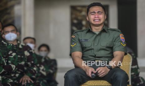 Serda (K) Aprilia Santini Manganang menangis saat mengikuti sidang penggantian jenis kelamin dan nama secara virtual yang berlangsung dari Pengadilan Negeri Tondano, Sulawesi Utara di Markas Besar TNI Angkatan Darat, Jakarta, Jumat (19/3). Pengadilan Negeri Tondano, Sulawesi Utara mengabulkan permohonan pergantian identitas Serda (K) Aprilia Santini Manganang menjadi Serda Aprilio Perkasa Manganang. Republika/Putra M. Akbar