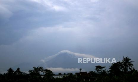 Gunung Merapi terlihat jelas dari Candibinangun, Pakem, Sleman, Yogyakarta, Kamis (5/11). BPPTKG menaikkan status Gunung Merapi dari Waspada menjadi pada Siaga pada Kamis (5/11) siang. Dan warga diminta mewaspadai peningkatan aktivitas vulkanik Gunung Merapi. Aktivitas vulkanik Merapi saat ini bisa berlanjut ke erupsi yang membahayakan penduduk.