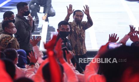 Presiden Joko Widodo menyapa peserta yang hadir usai menghadiri puncak acara HUT ke-8 Partai Perindo di Jakarta Concert Hall, Jakarta, Senin (7/11/2022). Perayaan HUT ke-8 Partai Perindo Tahun 2022 tersebut sebagai momen pengingat bahwa Partai Perindo bertahan sampai saat ini berjuang demi Indonesia sejahtera. 