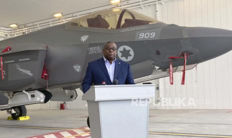  Menteri Pertahanan AS Lloyd Austin berbicara kepada wartawan di pangkalan udara Nevatim Israel pada hari Senin, dengan latar belakang jet tempur F-35 Israel, di Pangkalan Angkatan Udara Israel Nevatim, Senin, 12 April 2021 di Israel.