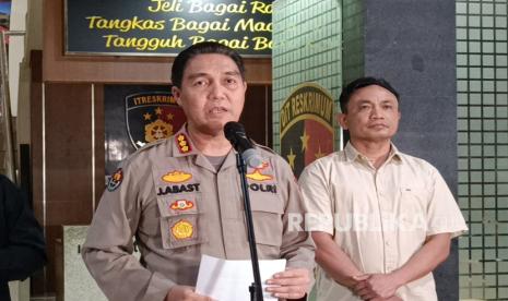 Kabid Humas Polda Jabar Kombes Pol Jules Abraham didampingi Direktur Kriminal Umum Kombes Pol Surawan menyampaikan keterangan pers terkait perkembangan kasus pembunuhan Vina dan Eki