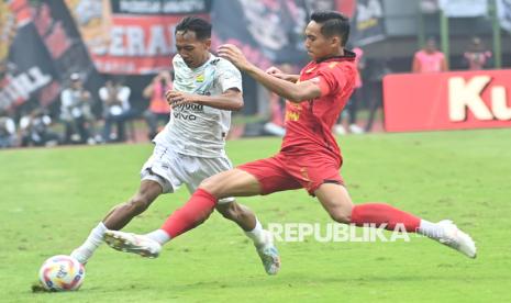 Pesepak bola Persija Jakarta Rizky Ridho (kanan) berebut bola dengan pesepak bola Persib Bandung Beckham Putra (kiri) dalam laga lanjutan Liga 1 di Stadion Patriot Candrabhaga, Bekasi, Jawa Barat, Ahad (16/2/2025). Persija gagal meraih kemenangan setelah ditahan Persib dengan skor 2-2. Gol Persija dicetak Gustavo Almeida di menit ke-33 dan Firza Andika menit 39. Sedangkan gol Persib dicetak Nick Kuipers menit 52 dan David da Silva menit ke-70.