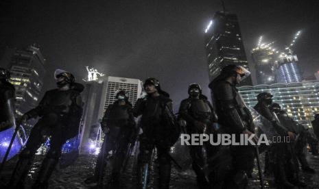Polisi Berupaya Bubarkan Aksi Massa Sebelum Pergantian Hari