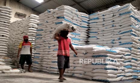 Pekerja mengangkut karung gula pasir di distributor sembako Arista, Sleman, Yogyakarta, Selasa (4/4/2023). Pemerintah menyebut laju inflasi Maret sebesar 0,18 persen tergolong relatif terkendali.