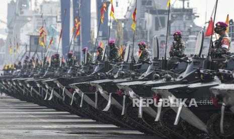 Sejumlah prajurit Korps Marinir TNI AL berada di atas kendaraan tempur (ranpur) mengikuti Apel Gelar Kesiapan Latihan Puncak TNI AL Armada Jaya XXXIX TA. 2021 di Pelabuhan JICT, Tanjung Priok, Jakarta, Senin (28/6/2021). Prajurit TNI AL dikerahkan untuk membantu penanganan serta mempercepat program vaksinasi dikarenakan tingginya tingkat penularan kasus COVID-19 di Indonesia, maka pelaksanaan Latihan Armada Jaya XXXIX TA.2021 yang semula akan berlangsung pada 28 Juni hingga 7 Juli 2021 di Dabo Singkep, Kepulauan Riau ditunda. 