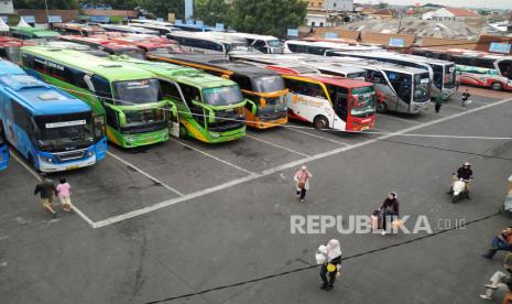 Bus berjejer siap mengantar penumpang di Terminal Cicaheum, Kota Bandung, Jawa Barat, Sabtu (30/12/2023). 