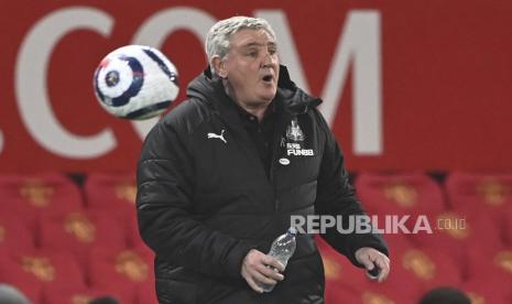 Pelatih kepala Newcastle Steve Bruce menyaksikan permainan tersebut selama pertandingan sepak bola Liga Utama Inggris antara Manchester United dan Newcastle di stadion Old Trafford di Manchester, Inggris, Minggu 21 Februari 2021. 