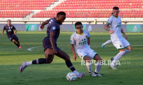 Pesepak bola Arema FC Charles Lokolingoy (kiri).