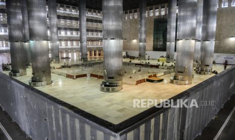 Suasana sepi Masjid Istiqlal karena tidak diadakanya Shalat Jumat di Jakarta, Jumat (20/3). Masjid Istiqlal tidak menggelar Shalat Jumat sesuai kebijakan Majelis Ulama Indonesia (MUI), Pemerintah Pusat dan daerah untuk mengurangi penyebaran Corona atau Covid-19, namun menggelar Shalat Zuhur berjamaah. Putra M. Akbar/Republika(Putra M. Akbar/Republika)