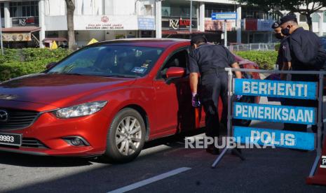 Jemput Bola, Malaysia Buka Pendaftaran Vaksinasi di Masjid. Polisi Diraja Malaysia (PDRM) Daerah Dang Wangi melakukan blokade jalan di Jalan Tun Azlan Shah Kuala Lumpur, Selasa (1/6/2021), pada hari pertama penerapan total lockdown dalam rangka membendung penularan COVID-19. Polisi melakukan denda kepada warga yang keluar rumah untuk tujuan yang tidak penting. 