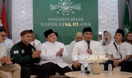 Ketua Umum Pengurus Besar Nahdlatul Ulama (PBNU) KH Yahya Cholil Staquf bersama Ketua Steering Commitee Satu Abad Nahdlatul Ulama (NU) Erick Tohir memberikan keterangan terkait puncak resepsi satu abad NU di Kantor Pusat PBNU, Jakarta, Jumat (27/1/2023). PBNU akan menggelar Puncak Resepsi Satu Abad NU yang dipusatkan di Stadion Gelora Delta Sidoarjo, Jawa Timur pada selasa 7 Februari 2023. Puncak Resepsi Satu Abad NU juga akan di isi oleh berbagai acara mulai dari yang bersifat ritual keagamaa, Kuliner, bazaar UMKM hingga hiburan rakyat yang diisi sejumlah artis dalam dan luar negeri.