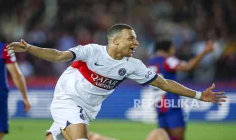 Pemain Paris Saint-Germain Kylian Mbappe melakukan selebrasi seusai mencetak gol ke gawang barcelona pada pertandingan sepak bola leg kedua perempat final Liga Champions di stadion Olimpic Lluis Companys di Barcelona, Spanyol, Rabu (17/4/2024). PSG sukses menaklukkan Barca dengan skor 4-1. Gol PSG dicetak Ousmane Dembele di menit ke-40, Vitor Ferreira menit ke-54 dan Kylian Mbappe menit ke-61 dan 89. Satu gol Barcelona Dicetak Raphinha di menit ke-12. Dengan hasil ini PSG melaju ke babak semifinal Liga Champions dengan agregat 6-4.