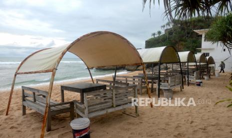 Deretan gazebo yang disewakan untuk wisatawan di Pantai Pulang Sawal, Gunungkidul, Yogyakarta, Selasa (1/11/2022). Pantai Pulang Sawal atau juga dikenal Pantai Indrayanti menjadi salah satu destinasi wisata pantai favorit wisatawan. Pantai yang terletak di Timur Pantai Baron ini menjadi favorit wisatawan karena berpasir putih dan restoran berada di tepi pantai. Selain itu, di sekitar pantai juga sudah banyak terdapat penginapan bagi wisatawan.