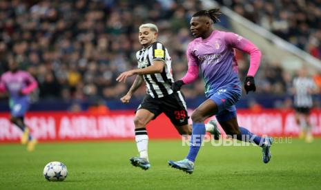 Winger AC Milan Rafael Leao (kanan) dijaga oleh Bruno Guimaraes dari Newcastle United dalam lanjutan Liga Champions.