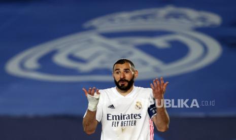 Reaksi striker Real Madrid Karim Benzema dalam pertandingan leg pertama perempat final Liga Champions UEFA antara Real Madrid dan Liverpool FC yang diadakan di stadion Alfredo Di Stefano, di Madrid, Spanyol tengah, 06 April 2021.