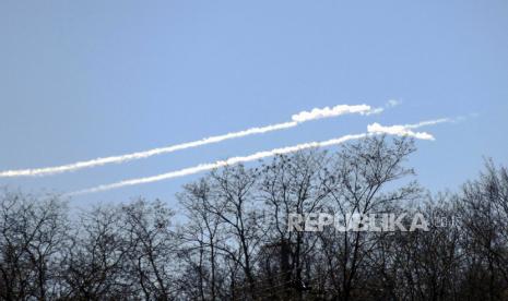  Contrails di langit saat pertahanan anti-pesawat Ukraina menembak jatuh dua roket Rusia yang bertujuan untuk menyerang wilayah Odesa, Ukraina Selatan, Selasa (14/3/2023) di tengah invasi Rusia. Pasukan Rusia memasuki wilayah Ukraina pada 24 Februari 2022, memulai konflik yang memicu kehancuran dan krisis kemanusiaan.