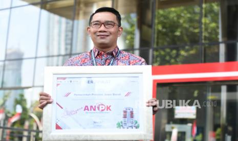 Gubernur Jawa Barat Ridwan Kamil menunjukan sertifikat seusai menghadiri acara Aksi Nasional Pencegahan Korupsi (ANPK) di gedung KPK, Jakarta, Rabu (26/8/2020). Acara yang diisi dengan gelar wicara tersebut diadakan untuk memberikan apresiasi kepada instansi pusat dan pemerintah daerah yang berhasil menjalankan pelaksanaan Strategi Nasional Pencegahan Korupsi. 