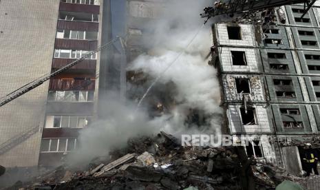  Foto selebaran yang dirilis oleh Kepala Administrasi Militer Regional Cherkasy, Ihor Taburet di telegram menunjukkan penyelamat bekerja di lokasi bangunan tempat tinggal yang rusak setelah serangan rudal, di Uman, wilayah Cherkasy, Ukraina tengah, Jumat (28/4/2023), di tengah invasi Rusia . 