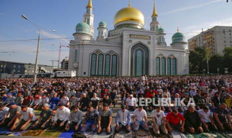 KBRI Moskow dan Badan Spiritual Muslim Kota Moskow menyelenggarakan buka puasa atau iftar di pelataran Masjid Memorial Moskow