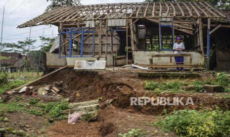 Seorang warga menunjukan rumah yang rusak dan dikosongkan penghuninya akibat pergerakan tanah di Kampung Cigorowong, Setiawargi, Kecamatan Tamansari, Kota Tasikmalaya, Jawa Barat, Selasa (23/2/2021). Sedikitnya lima rumah warga rusak akibat pergerakan tanah dan mengancam 20 rumah lainnya. 