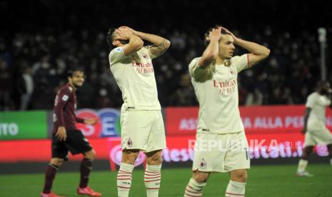 Pemain Milan Olivier Giroud (kiri) dan Brahim Diaz bereaksi selama pertandingan sepak bola Serie A Italia AS Salernitana vs AC Milan di stadion Arechi di Salerno, Italia, Ahad (20/2/2022).