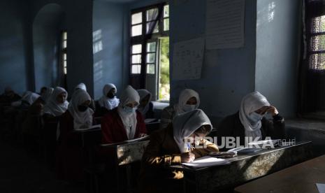 Gadis-gadis Afghanistan berpartisipasi dalam pelajaran di Sekolah Menengah Putri Tajrobawai, di Herat, Afghanistan, Kamis, 25 November 2021. 