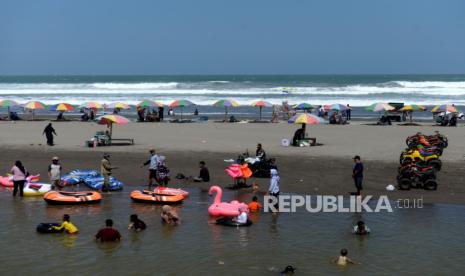 Salah satu wisata di Bantul, Pantai Parangtritis. Pemerintah Kabupaten Bantul, Daerah Istimewa Yogyakarta, akan membuka objek wisata dengan pengawasan protokol kesehatan (prokes) ketat (ilustrasi).