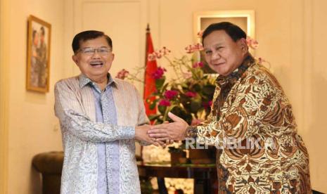 Ketua Umum Partai Gerindra yang juga Menteri Pertahanan (Menhan) Prabowo Subianto bersilaturahim ke kediaman Wakil Presiden ke-10 dan ke-12 Republik Indonesia Muhammad Jusuf Kalla atau JK.