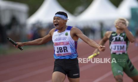 Pelari Jawa Barat Sumatroleko berselebrasi usai menang dalam final lari 4x400 meter estafet putra PON Papua di Stadion Atletik Mimika Sport Center, Kabupaten Mimika, Papua, Kamis (14/10/2021). Tim Jawa Barat meraih medali emas, sementara tim Jawa Timur meraih medali perak dan tim Jawa Tengah meraih medali perunggu. 