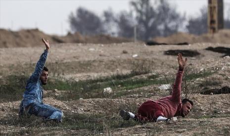 Pasukan Israel menembak dan melukai seorang pemuda Palestina di kota Abu Dis, Yerusalem Timur yang diduduki pada Ahad (22/8).