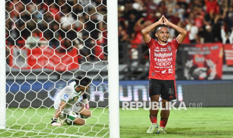 Pesepak bola Bali United Irfan Jaya (kanan) berselebrasi usai mencetak gol ke gawang Persebaya Surabaya saat pertandingan Liga 1 2024/2025 di Stadion Kapten I Wayan Dipta, Gianyar, Bali, Sabtu (28/12/2024). Bali United mengalahkan Persebaya Surabaya dengan skor 2-0. 