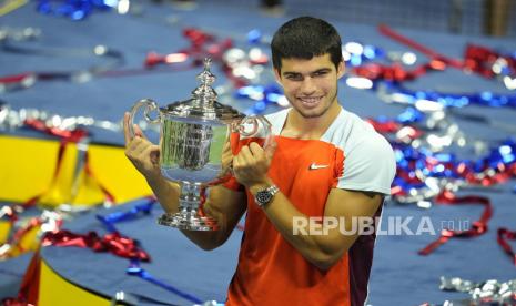  Carlos Alcaraz, petenis dari Spanyol, merayakan dengan trofi juara setelah mengalahkan Casper Ruud dari Norwegia pada pertandingan final putra Kejuaraan Tenis Grand Slam AS Terbuka (US Open) di USTA National Tennis Center di Flushing Meadows, New York, Amerika Serikat, 11 September 2022. Di usianya yang masih 19 tahun, Alcaraz menjadi petenis termuda yang meraih gelar grand slam.