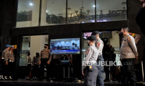 Personel Brimob berjaga saat sidang Komisi Kode Etik Polri (KKEP) terhadap mantan Kadiv Propam Polri, Irjen Ferdy Sambo di gedung TNCC Mabes Polri, Jakarta. Sidang tersebut digelar secara tertutup, Dalam sidang kode etik terhadap Ferdy Sambo tersebut akan menghadirkan sejumlah saksi diantaranya mantan Karopanimal, Brigjen Hendra Kurniawan, mantan Karopaminal, Eks Karoprovos, Brigjen Benny Ali, Mantan Kapolres Jakarta Selatan, Kombes Budhi Herdi, Mantan Kaden A Biro Paminal, Kombes Agus Nurpatria, dan eks Kabag Gakkum Roprovost Divpropam Polri, Kombes Susanto. Republika/Thoudy Badai