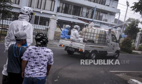 41 Persen Pasien Covid-19 Dirawat di Bandung dari Luar Kota. Petugas dari Palang Merah Indonesia (PMI) Kota Bandung menyemprotkan cairan disinfektan di kawasan perumahan warga, Arcamanik, Kota Bandung, Ahad (6/12). Pemerintah Kota Bandung kembali mengeluarkan kebijakan Pembatasan Sosial Berskala Besar (PSBB) secara proporsional salah satunya mengintruksikan dinas dan instansi terkait serta warga untuk melakukan penyemprotan disinfektan secara rutin dan masif guna meminimalisir penyebaran Covid-19 di Kota Bandung. Foto: Abdan Syakura/Republika