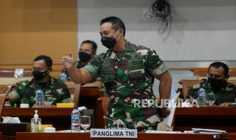 Panglima TNI Jenderal TNI Andika Perkasa bersiap mengikuti rapat kerja dengan Komisi I DPR di Kompleks Parlemen Senayan, Jakarta,Senin (24/1/2022). Rapat tersebut membahas pencapaian target program MEF TNI Tahun 2021, skenario TNI terhadap dinamika keamanan di laut China Selatan dan Indo Pasifik, perkembangan penanganan kasus-kasus hukum prajurit TNI dan Strategi serta pendekatan TNI dalam menyelesaikan permasalahan di Papua dan Papua Barat.Prayogi/Republika.